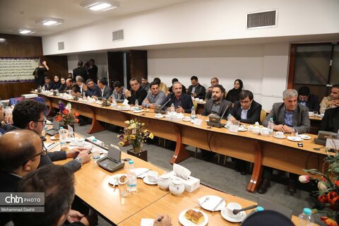 نشست معاون گردشگری کشور با سرمایه‌گذاران و فعالان حوزه گردشگری استان اردبیل