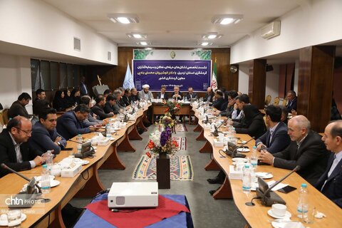 نشست معاون گردشگری کشور با سرمایه‌گذاران و فعالان حوزه گردشگری استان اردبیل