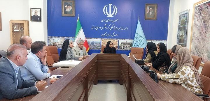 نشست اعضای تشکل حرفه‌ای صنایع‌دستی استان قزوین با مدیرکل میراث‌فرهنگی برگزار شد/ هم‌افزایی برای رونق رویدادهای حوزه صنایع‌دستی