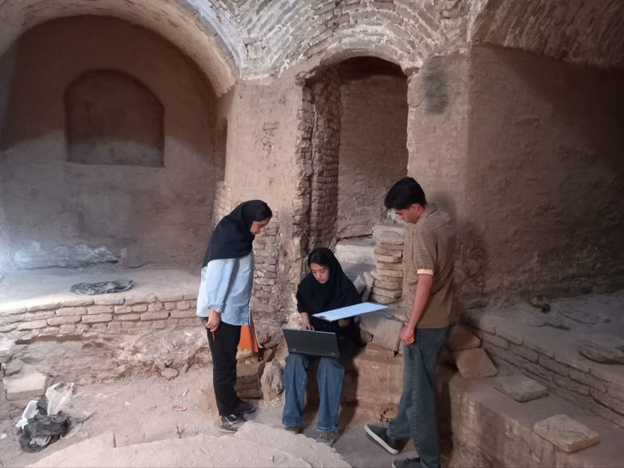ثبت جزئیات معماری حمام تاریخی کاکامیر بافق در یک کارگاه داوطلبانه