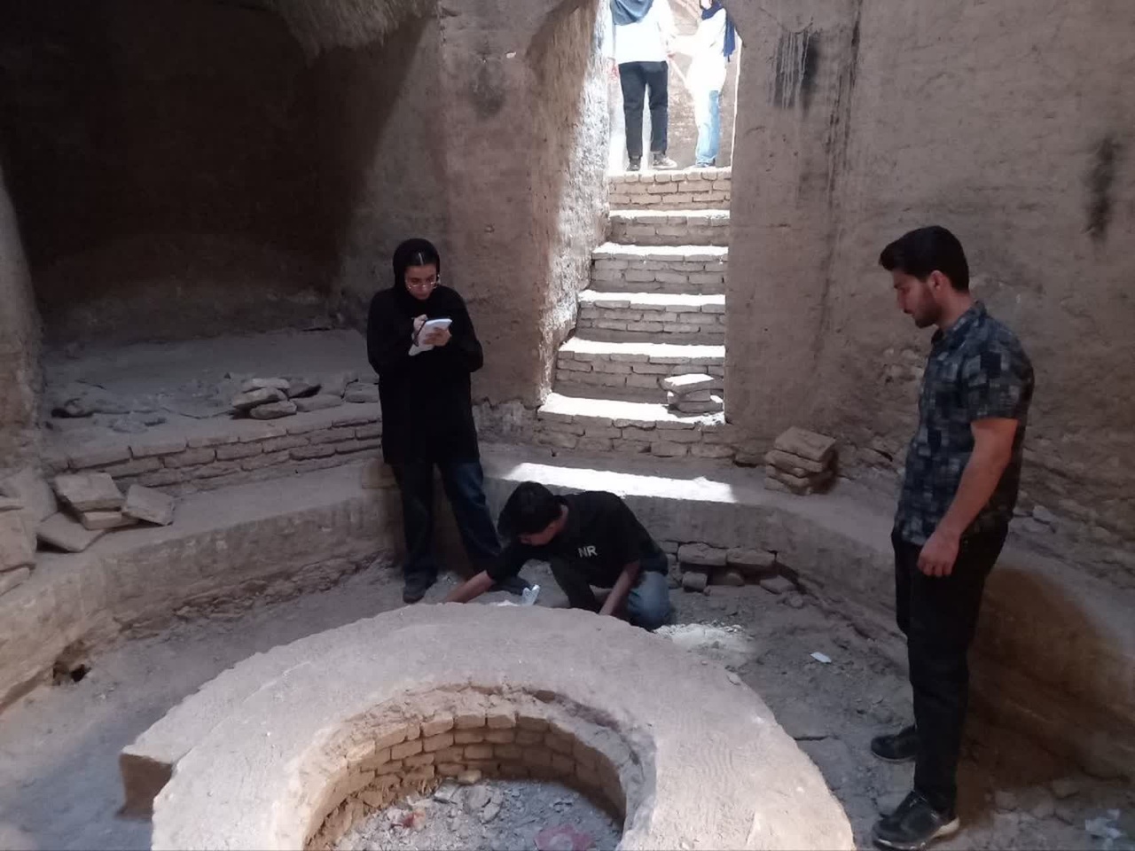 ثبت جزئیات معماری حمام تاریخی کاکامیر بافق در یک کارگاه داوطلبانه