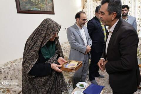 دیدار با مادر شهید سلطان مراد صابری همزمان با یادواره شهدای استان چهار محال وبختیاری
