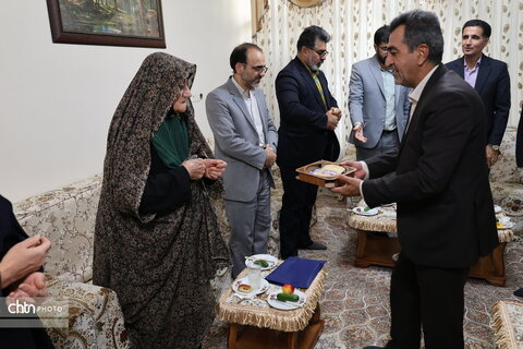 دیدار با مادر شهید سلطان مراد صابری همزمان با یادواره شهدای استان چهار محال وبختیاری