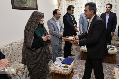 دیدار با مادر شهید سلطان مراد صابری همزمان با یادواره شهدای استان چهار محال وبختیاری