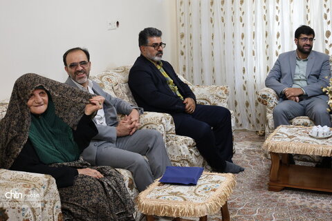 دیدار با مادر شهید سلطان مراد صابری همزمان با یادواره شهدای استان چهار محال وبختیاری