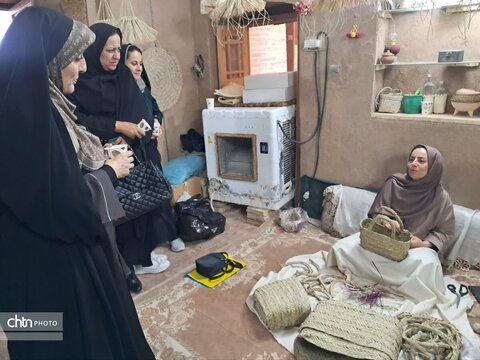 از قلعه باقرآباد تا «ناروت»؛ بانوان بافق در مسیر میراث و کارآفرینی