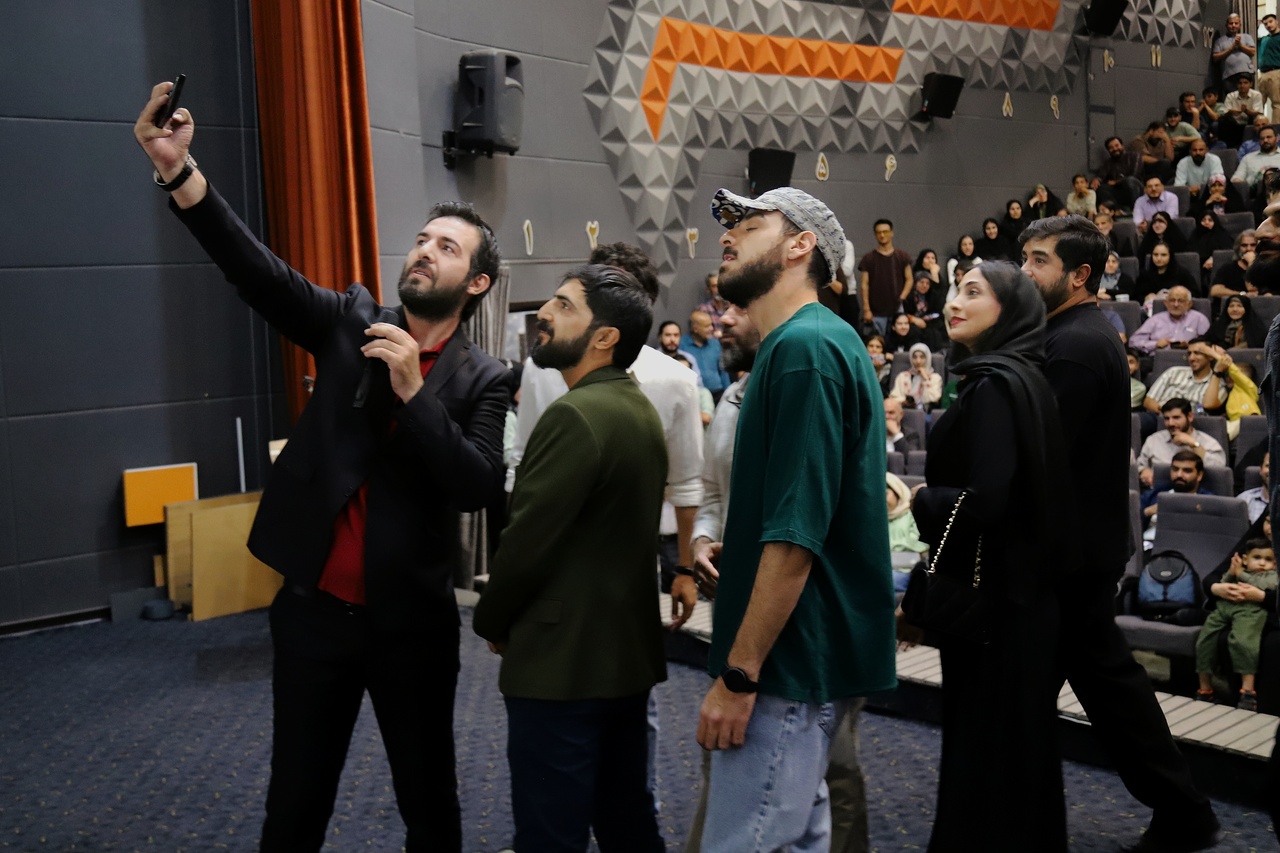 استقبال پرشور مردم از بازیگران و عوامل «جانشین»/ شامحمدی: تماشاگران «نفسِ سینما» هستند + تصاویر