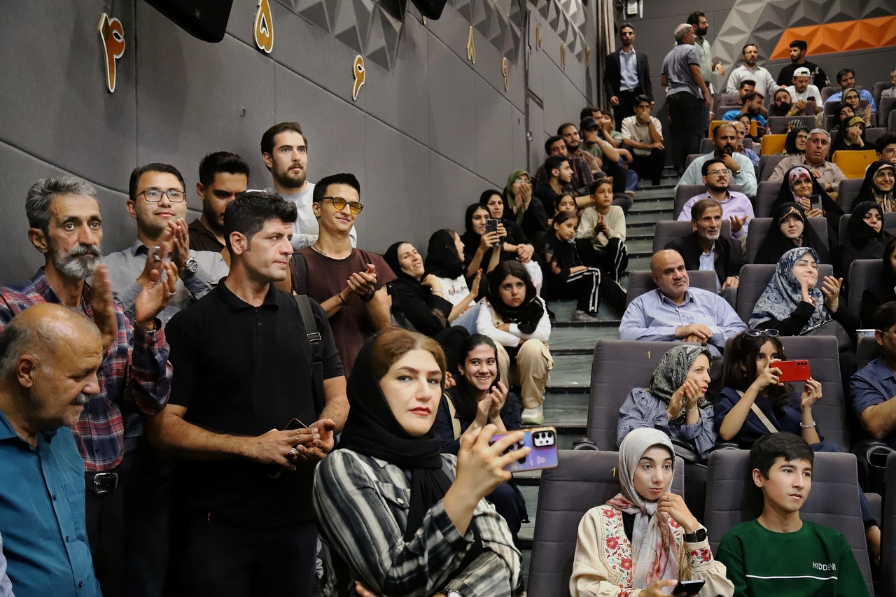 استقبال پرشور مردم از بازیگران و عوامل «جانشین»/ شامحمدی: تماشاگران «نفسِ سینما» هستند + تصاویر