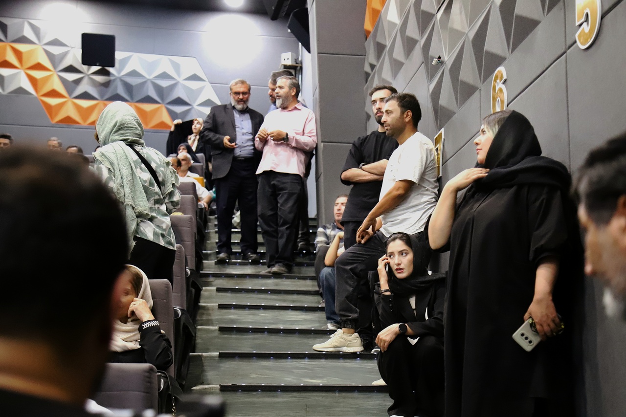 استقبال پرشور مردم از بازیگران و عوامل «جانشین»/ شامحمدی: تماشاگران «نفسِ سینما» هستند + تصاویر