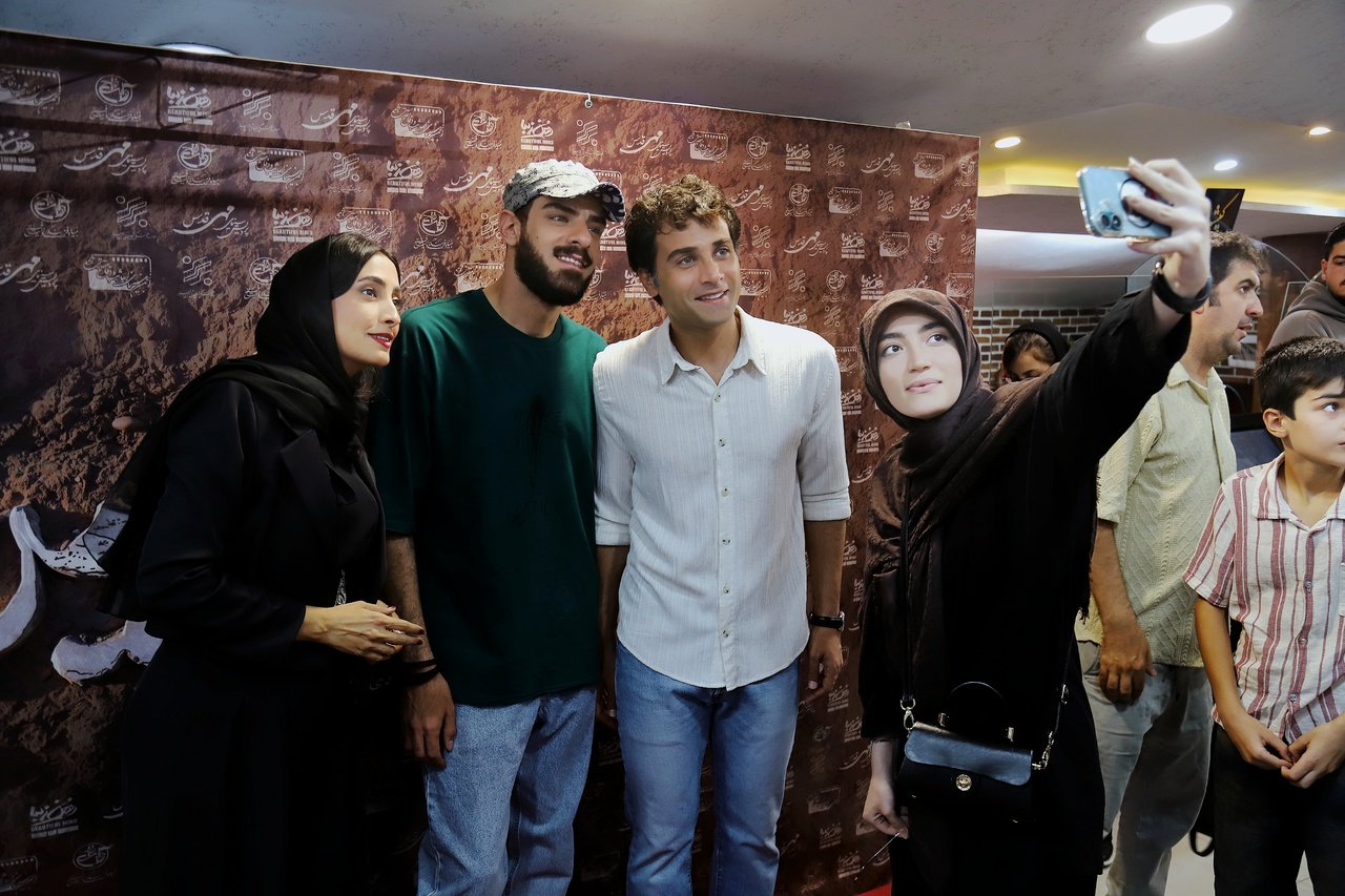 استقبال پرشور مردم از بازیگران و عوامل «جانشین»/ شامحمدی: تماشاگران «نفسِ سینما» هستند + تصاویر