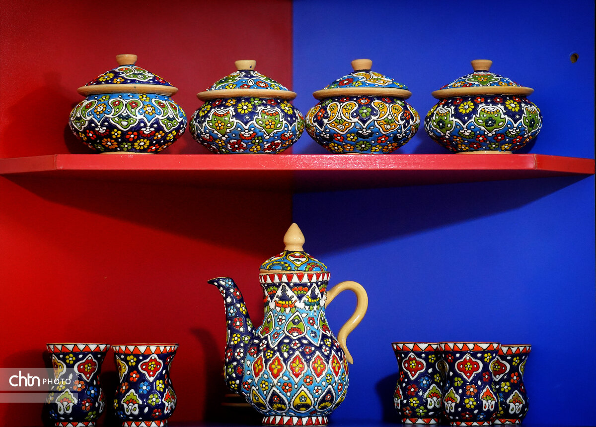 وقتی رنگ و هنر روی سفال جان می‌گیرد؛ تماشای میناکاری در کرمانشاه
