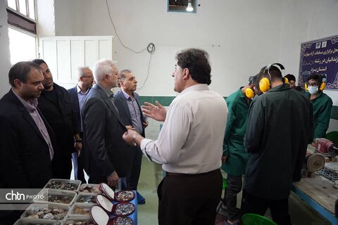 معاون صنایع‌دستی وزارت میراث‌فرهنگی، زنگ آغاز سال تحصیلی مدرسه زندان مرکزی یزد را نواخت