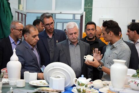 معاون صنایع‌دستی وزارت میراث‌فرهنگی، زنگ آغاز سال تحصیلی مدرسه زندان مرکزی یزد را نواخت