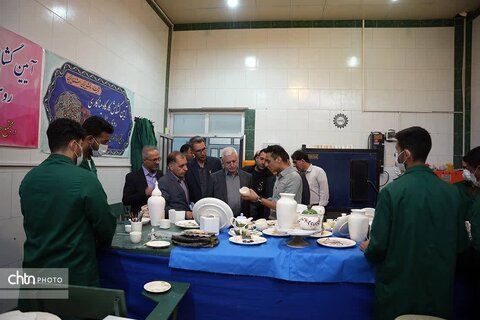 معاون صنایع‌دستی وزارت میراث‌فرهنگی، زنگ آغاز سال تحصیلی مدرسه زندان مرکزی یزد را نواخت