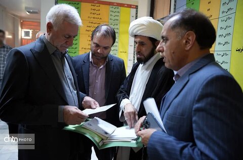 معاون صنایع‌دستی وزارت میراث‌فرهنگی، زنگ آغاز سال تحصیلی مدرسه زندان مرکزی یزد را نواخت