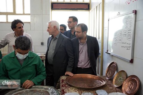 معاون صنایع‌دستی وزارت میراث‌فرهنگی، زنگ آغاز سال تحصیلی مدرسه زندان مرکزی یزد را نواخت