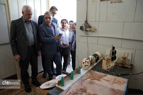 معاون صنایع‌دستی وزارت میراث‌فرهنگی، زنگ آغاز سال تحصیلی مدرسه زندان مرکزی یزد را نواخت