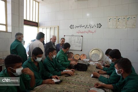 معاون صنایع‌دستی وزارت میراث‌فرهنگی، زنگ آغاز سال تحصیلی مدرسه زندان مرکزی یزد را نواخت