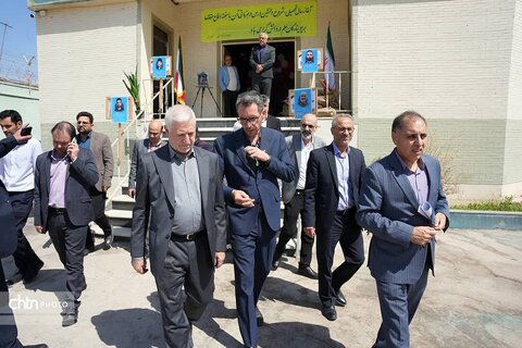 معاون صنایع‌دستی وزارت میراث‌فرهنگی، زنگ آغاز سال تحصیلی مدرسه زندان مرکزی یزد را نواخت