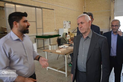 بازدید معاون صنایع‌دستی و هنرهای سنتی وزارت از کارگاه بسته‌بندی صنایع دستی در شاهدیه