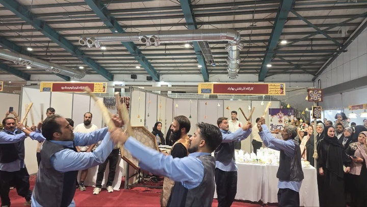 طنین چوب‌بازی بهاباد در نمایشگاه صنایع‌دستی یزد