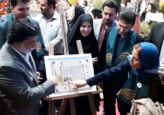رونمایی از کتاب سروستان در گذر سیاحان و تابلو سروستان در آیینه میراث مکتوب در نمایشگاه کاروانسرای نو