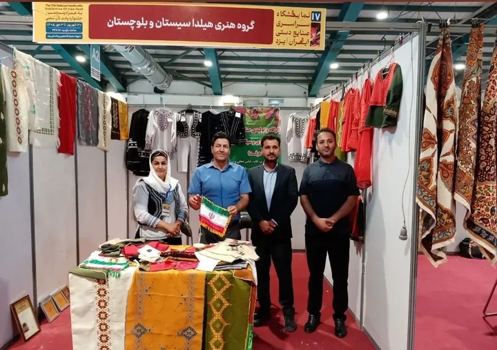 بازدید مدیرکل میراث‌فرهنگی یزد از غرفه صنایع‌دستی زابل در نمایشگاه سراسری یزد