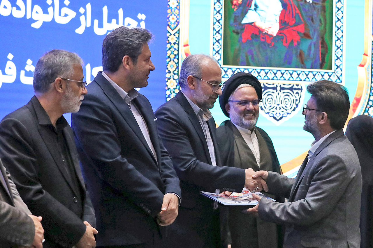 تجلیل از خانوادههای ایثارگر میراثفرهنگی قم در اختتامیه مسابقات قرآن