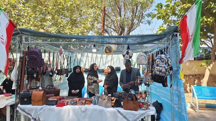 حضور هنرمندان صنایع‌دستی شازند در نمایشگاه اقتصاد مقاومتی و عرضه دستاوردهای بانوان روستایی