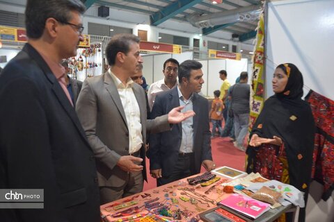 بازدید معاون هماهنگی امور عمرانی استاندار یزد از نمایشگاه صنایع‌دستی