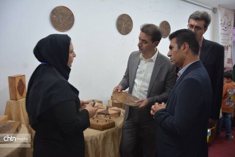 بازدید معاون هماهنگی امور عمرانی استاندار یزد از نمایشگاه صنایع‌دستی
