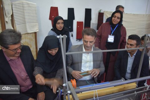 بازدید معاون هماهنگی امور عمرانی استاندار یزد از نمایشگاه صنایع‌دستی