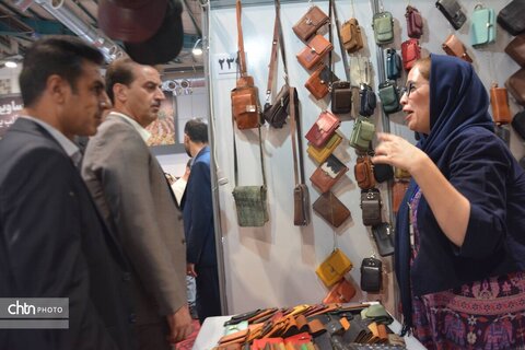بازدید معاون هماهنگی امور عمرانی استاندار یزد از نمایشگاه صنایع‌دستی