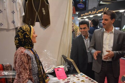 بازدید معاون هماهنگی امور عمرانی استاندار یزد از نمایشگاه صنایع‌دستی