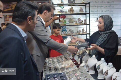 بازدید معاون هماهنگی امور عمرانی استاندار یزد از نمایشگاه صنایع‌دستی