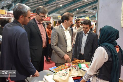 بازدید معاون هماهنگی امور عمرانی استاندار یزد از نمایشگاه صنایع‌دستی
