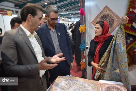 بازدید معاون هماهنگی امور عمرانی استاندار یزد از نمایشگاه صنایع‌دستی