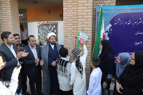 رونمایی نمادین از لوح ثبت ملی «آیین بازگشایی مدارس» در آیین زنگ گردشگری اهواز
