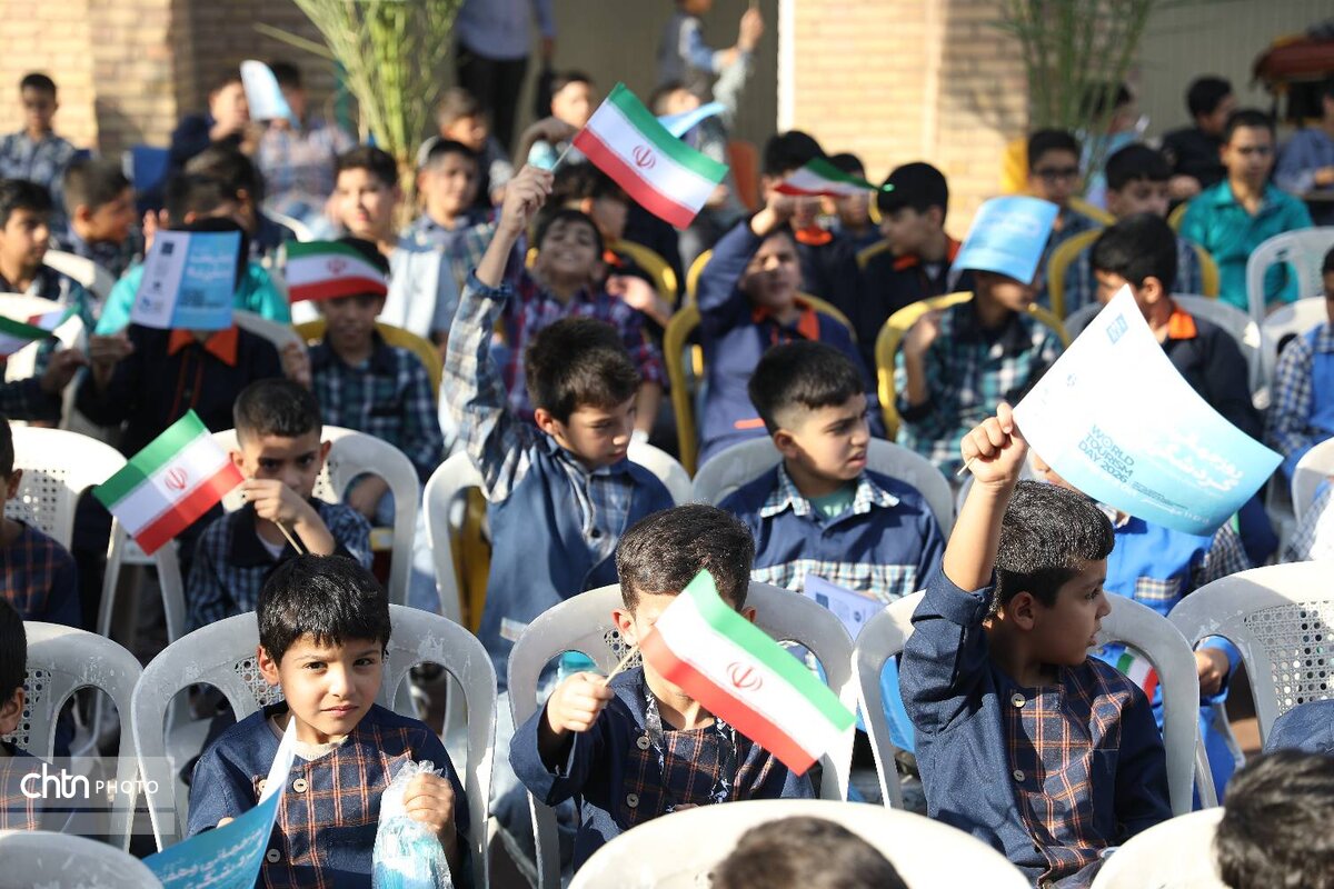 رونمایی نمادین از لوح ثبت ملی «آیین بازگشایی مدارس» در آیین زنگ گردشگری اهواز