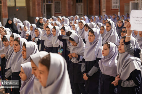 زنگ گردشگری به مناسبت هفته گردشگری در مدرسه حیاط طیبه اردبیل