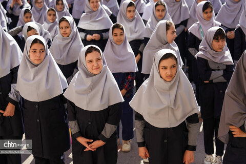 زنگ گردشگری به مناسبت هفته گردشگری در مدرسه حیاط طیبه اردبیل