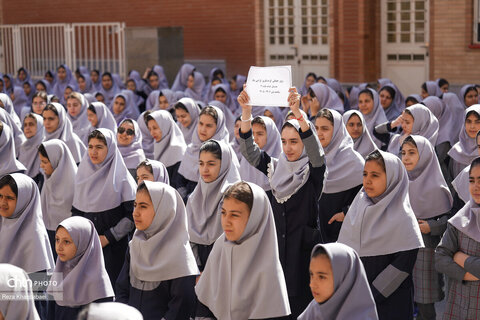 زنگ گردشگری به مناسبت هفته گردشگری در مدرسه حیاط طیبه اردبیل