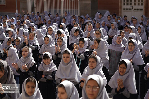 زنگ گردشگری به مناسبت هفته گردشگری در مدرسه حیاط طیبه اردبیل