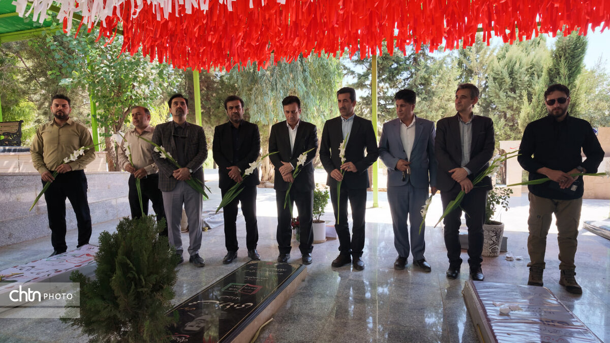تجدید میثاق مدیرکل و کارکنان حوزه گردشگری لرستان با آرمان‌های امام راحل و شهدا در هفته گردشگری