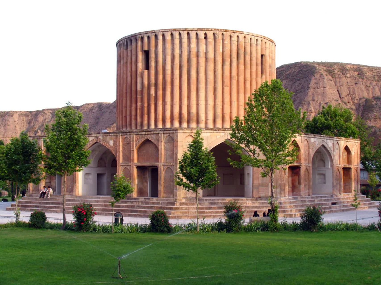 آغاز ساماندهی محوطه ضلع شمالی عمارت خورشید کلات/ آغاز عملیات ایجاد «مکان رویداد» همزمان با هفته گردشگری در عمارت خورشید کلات