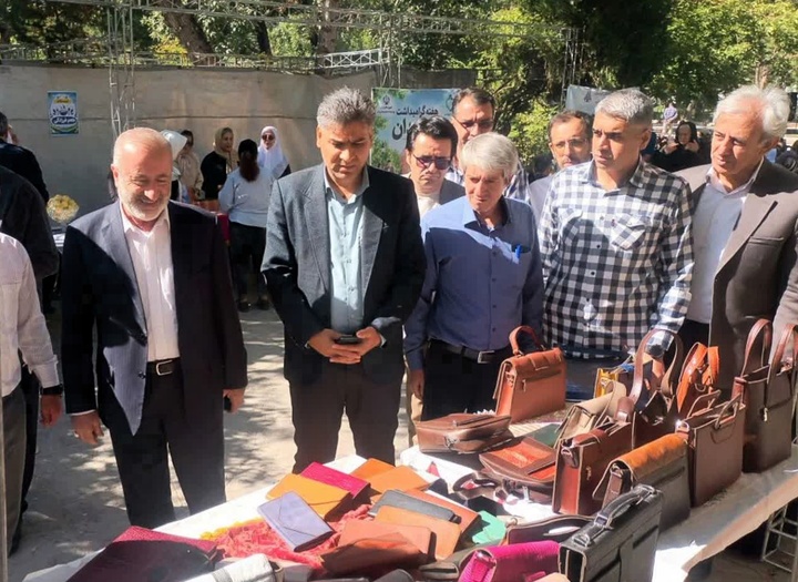بازدید فرماندار قروه از نمایشگاه توانمندی هنرمندان صنایع‌دستی