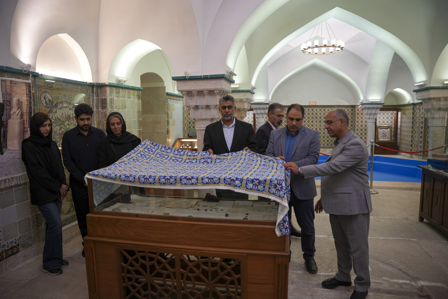 رونمایی از سردیس زنده‌یاد ودیعتی موسس موزه سیم و زر کرمان