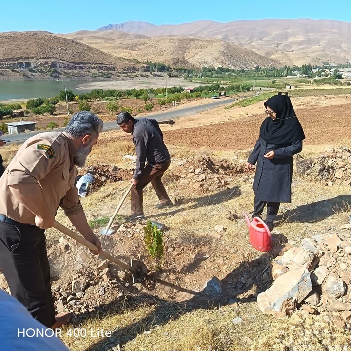 آیین درختکاری همزمان با هفته گردشگری در سد سورهال برگزار شد
