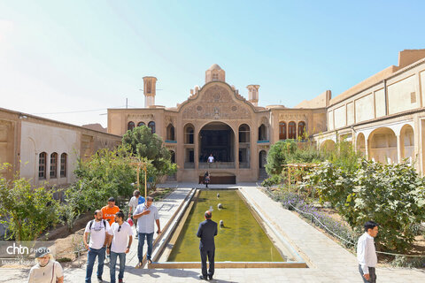 بازدید از اماکن تاریخی کاشان تا گردهمایی خودروها در سیلک ،روایت تصویری از دومین روز رالی گردشگری خانوادگی تهران _کاشان