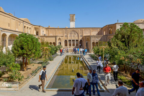 بازدید از اماکن تاریخی کاشان تا گردهمایی خودروها در سیلک ،روایت تصویری از دومین روز رالی گردشگری خانوادگی تهران _کاشان